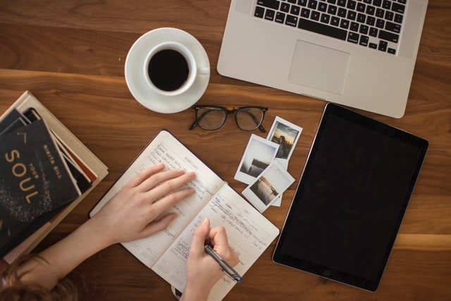 Virtual assistant taking notes