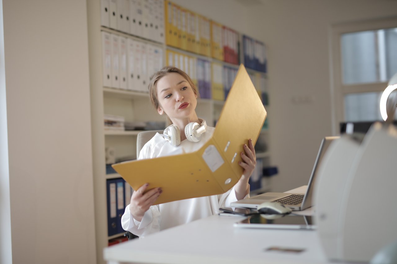 Personal assistant using her tools to organise