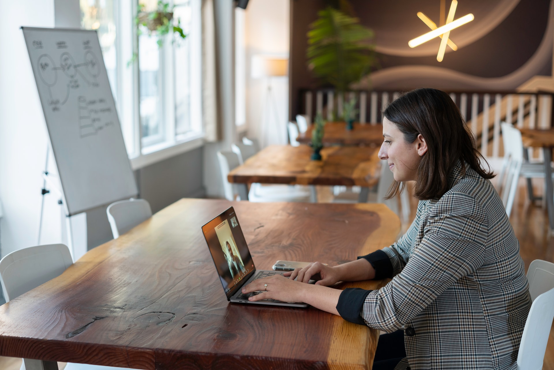 Video call between two flexible flexible workers at a hybrid office